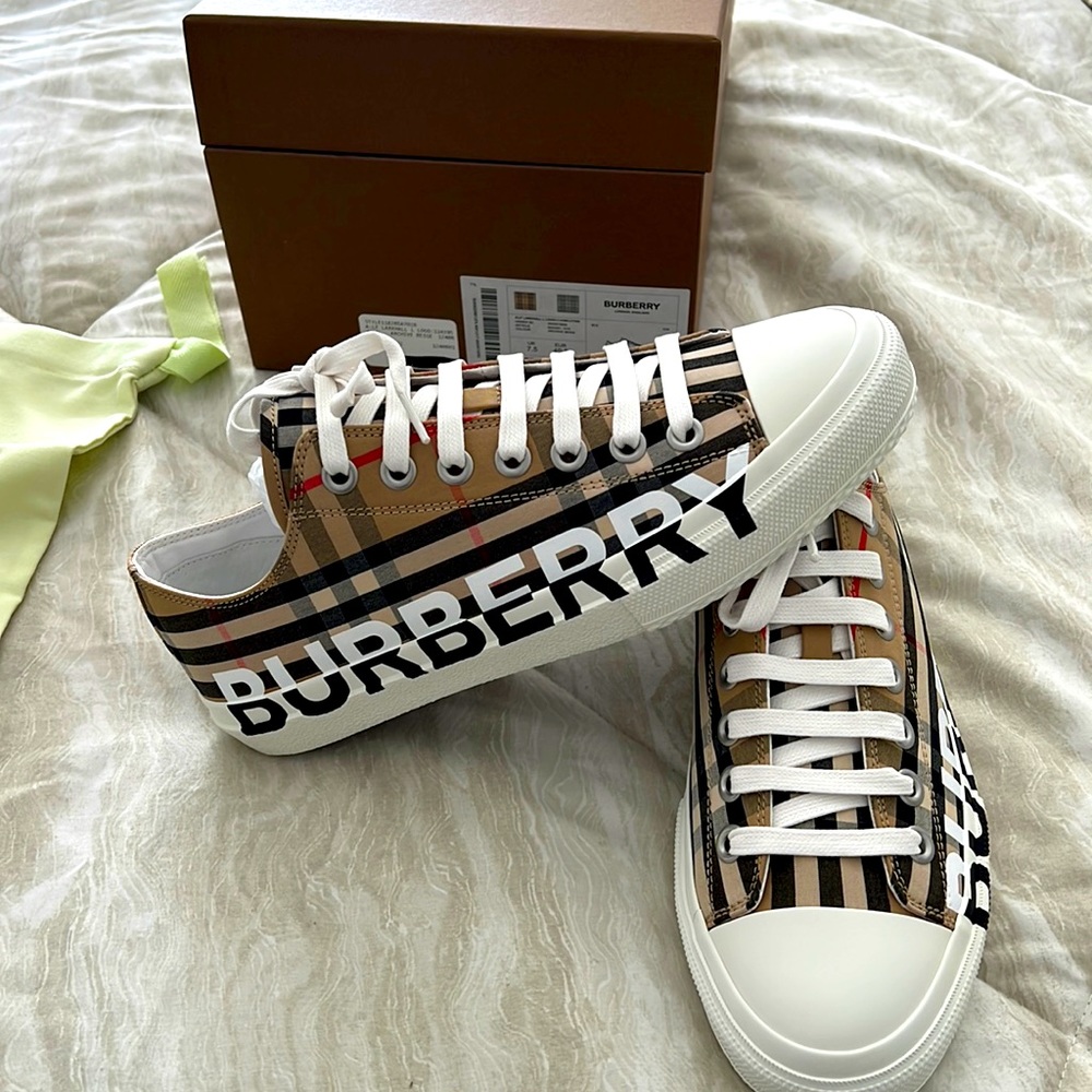 Burberry A:of lark hall l logo size 40.5